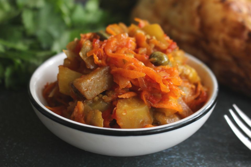 Тушеные баклажаны с овощами и чесноком