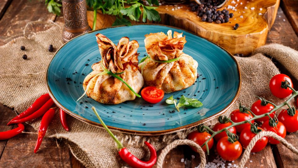 Вкуснее, чем просто блины: эти мешочки с курицей и грибами полюбит вся семья