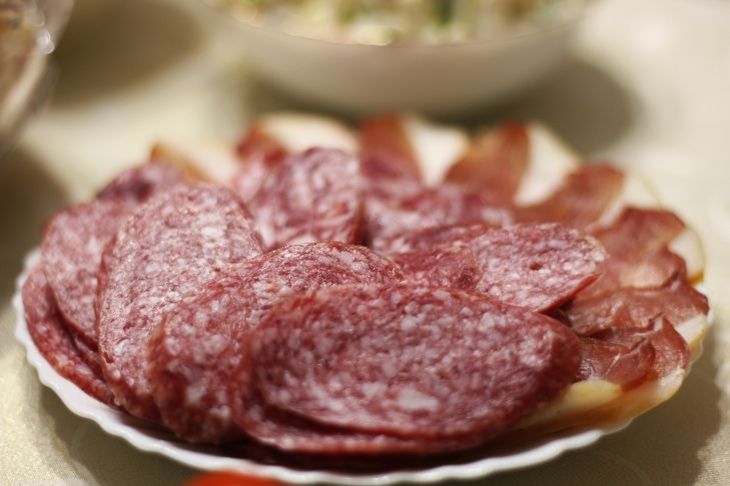 Ни рогов, ни копыт: технологи назвали 4 признака качественной колбасы