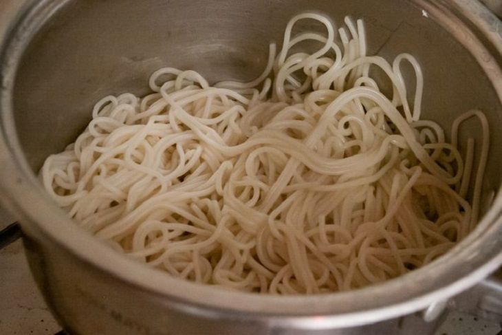 Эти 2 продукта всегда едят горячими, но так нельзя: назван неочевидный вред