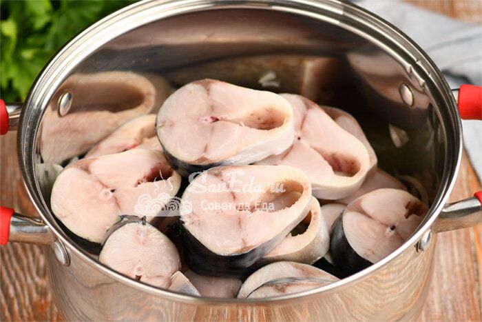 Секреты вкусной скумбрии: как быстро замариновать рыбу с луком и специями