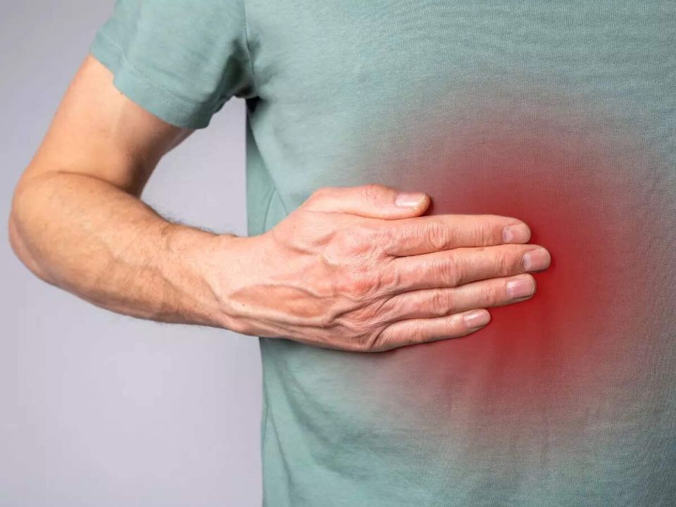 Загадочные пульсации в правом боку: что стоит за этим тревожным сигналом?