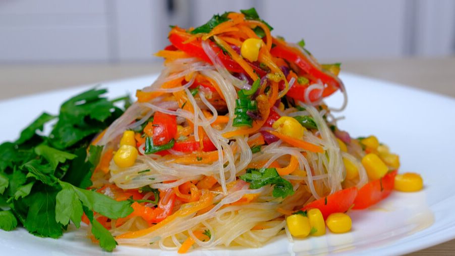 Салат с фунчозой и овощами: свежий вкус на вашем столе
