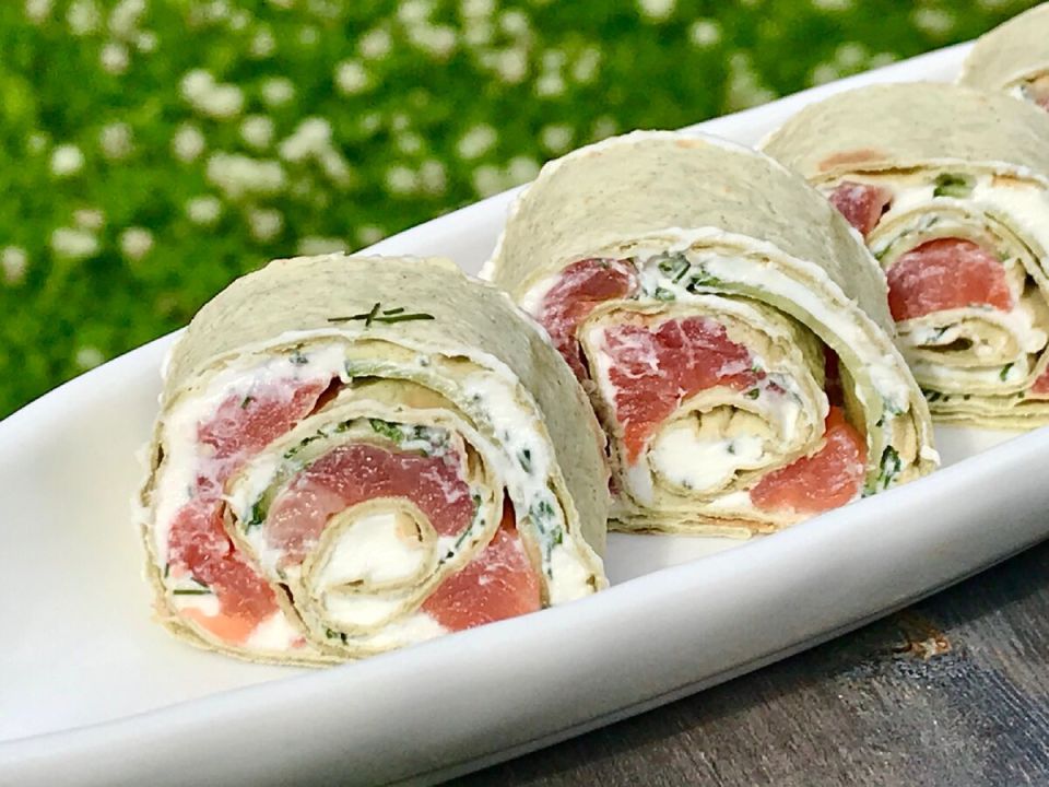 Рулетики из лаваша с красной рыбой — простая и свежая закуска на каждый день