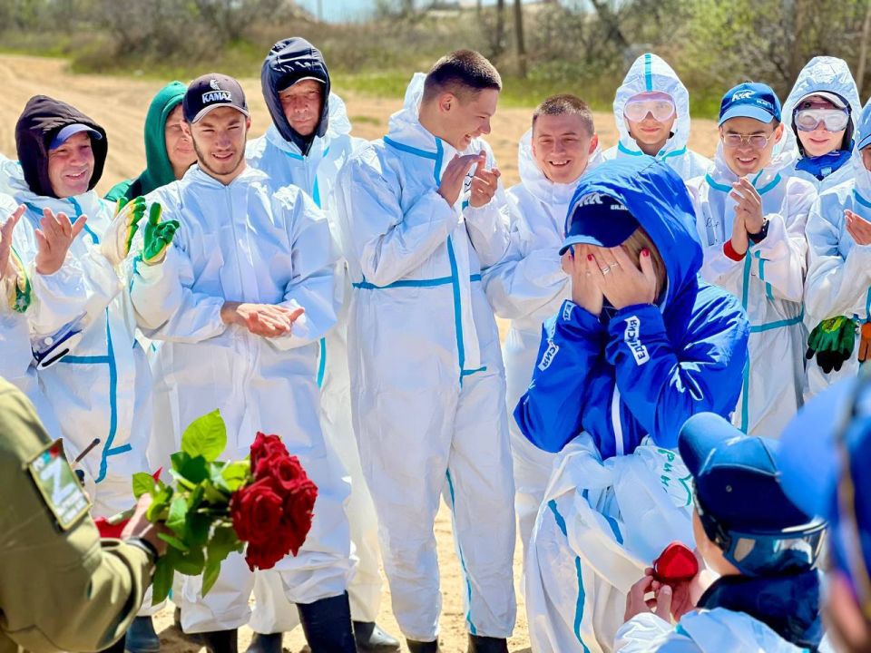 Искали мазут, а нашли любовь: волонтеры, познакомившиеся во время уборки нефтепродуктов на Бугазской косе, сыграли свадьбу