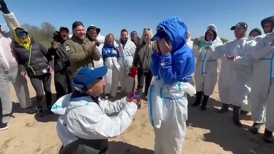 Искали мазут, а нашли любовь: волонтеры, познакомившиеся во время уборки нефтепродуктов на Бугазской косе, сыграли свадьбу