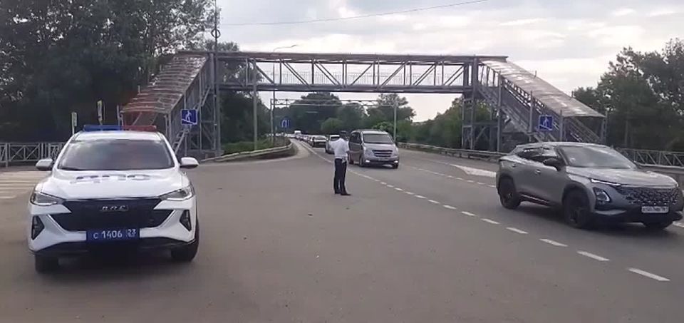 В Горячеключевском районе, в целях обеспечения безопасности дорожного движения и уменьшения заторовой ситуации на 1387 км. федеральной автодороги « Дон» по направлению к морю, сотрудники Госавтоинспекции проводят...