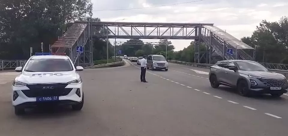 В Горячеключевском районе, в целях обеспечения безопасности дорожного движения и уменьшения заторовой ситуации на 1387 км. федеральной автодороги « Дон» по направлению к морю, сотрудники Госавтоинспекции проводят...