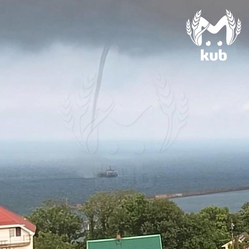 Туапсинцы делятся мощными кадрами закручивающегося смерча