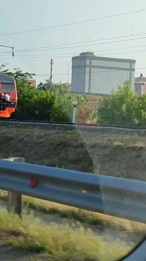 Зацеперы насмотрелись «Дюны» и оседлали червяка электричку в районе Ростовского шоссе Краснодара