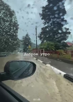 Утренний дождик убил «мерс» в Сочи