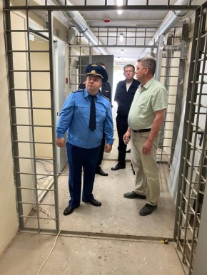 Прокурором Гулькевичского района осуществлен выезд в Центр временного содержания иностранных граждан, в ходе которого подрядчику объявлено предостережение о недопустимости нарушения закона