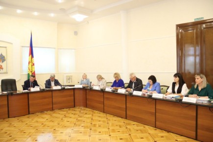 В ЗСК под председательством Виктора Чернявского, возглавляющего комитет по вопросам образования и науки, состоялось заседание рабочей группы – депутаты и эксперты проанализировали отдельные вопросы деятельности Ейского...