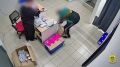 Сотрудник маркетплейса заказал за счет доверчивого пенсионера телефон, украшение и банку протеина