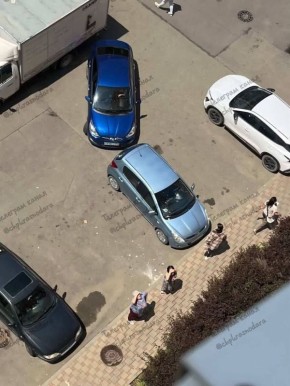 Штукатурка и куски бетона упали на автомобиль и людей с межплиточных швов на ул. Ковалева, 46