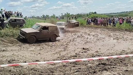 Только что стартовал четвертый этап чемпионата Краснодарского края по Джип-спринту &quot;Коварный заезд&quot; в станице Павловской! Адреналин, грязь, и мощь внедорожников - все это здесь!