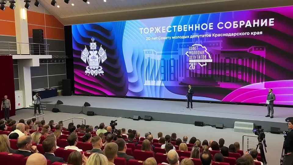 Вениамин Кондратьев: Вместе со спикером ЗСК Юрием Бурлачко поздравили Совет молодых депутатов региона с 20-летием