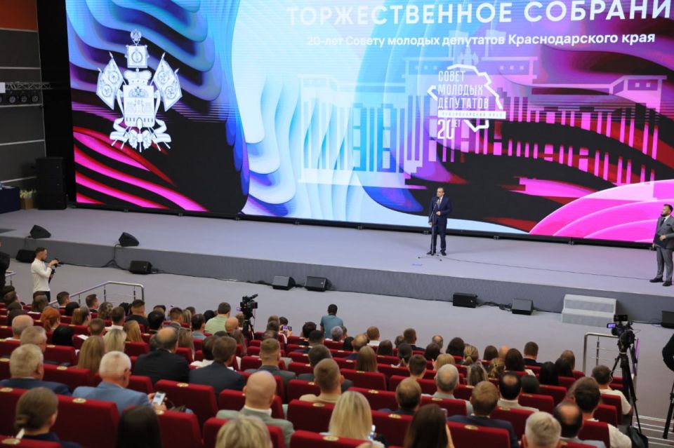 Вениамин Кондратьев поздравил с 20-летием Совет молодых депутатов Краснодарского края