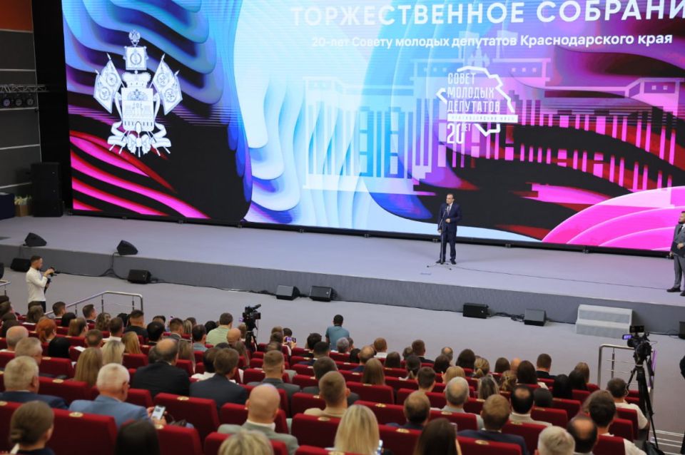 Вениамин Кондратьев поздравил с 20-летием Совет молодых депутатов Краснодарского края