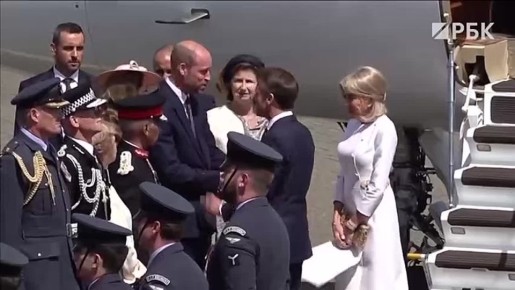 Очередной инцидент с женой Макрона обсуждают в сети