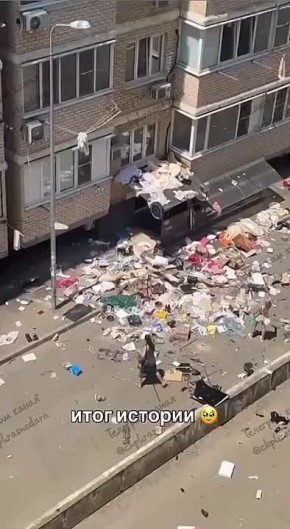 Соседи на Симиренко сами навели порядок под окнами, откуда летели вещи из квартиры