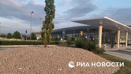 Цены на парковку в аэропорту Геленджика, который в пятницу примет первый рейс после возобновления работы, начинаются от 300 рублей в час, передает корреспондент РИА Новости