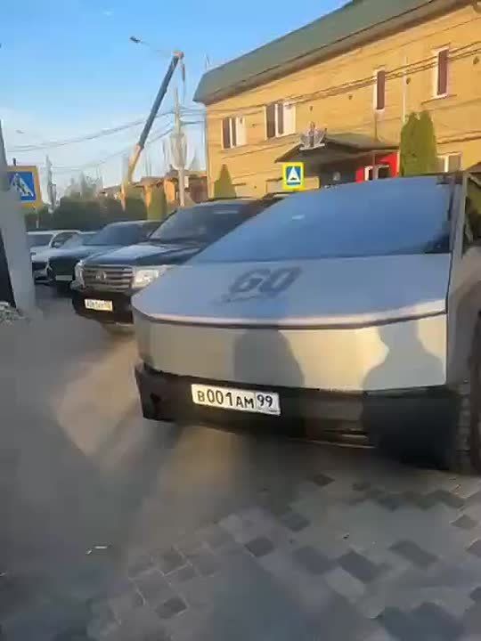  ,    ,      Tesla Cybertruck,  30  