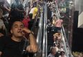 Тысячи людей оказались заложниками ситуации в аэропорту Шереметьево в Москве, где десятки рейсов задержаны из-за атак БПЛА