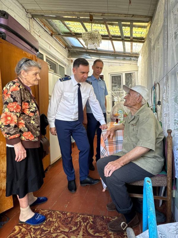 Исполняющий обязанности прокурора края поздравил со 100-летним юбилеем ветерана Великой Отечественной войны