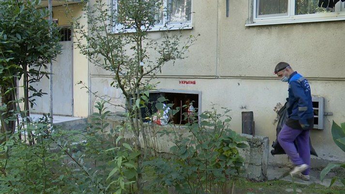 В Сочи продолжается плановая работа по очистке подвалов жилфонда
