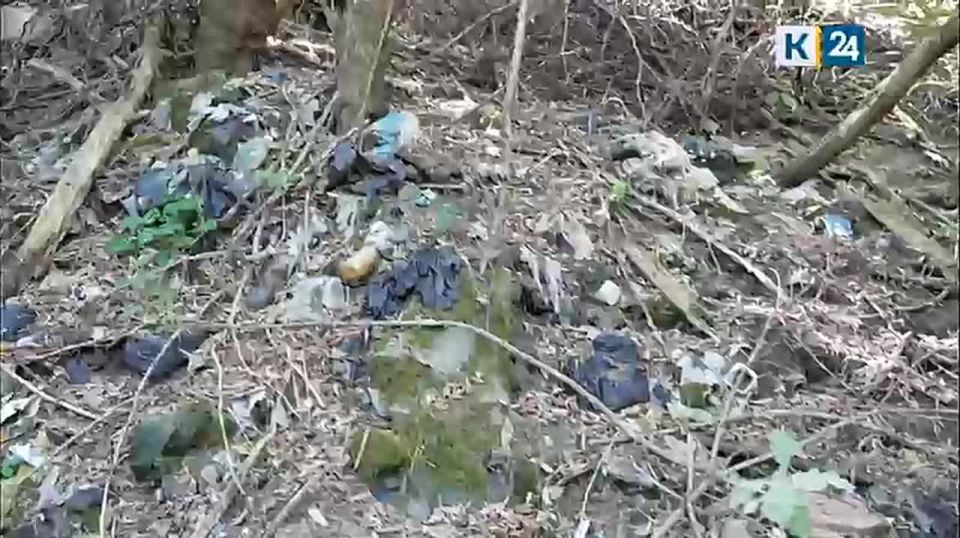 Речную дамбу из мусора построили жители прибрежной зоны в Армавире