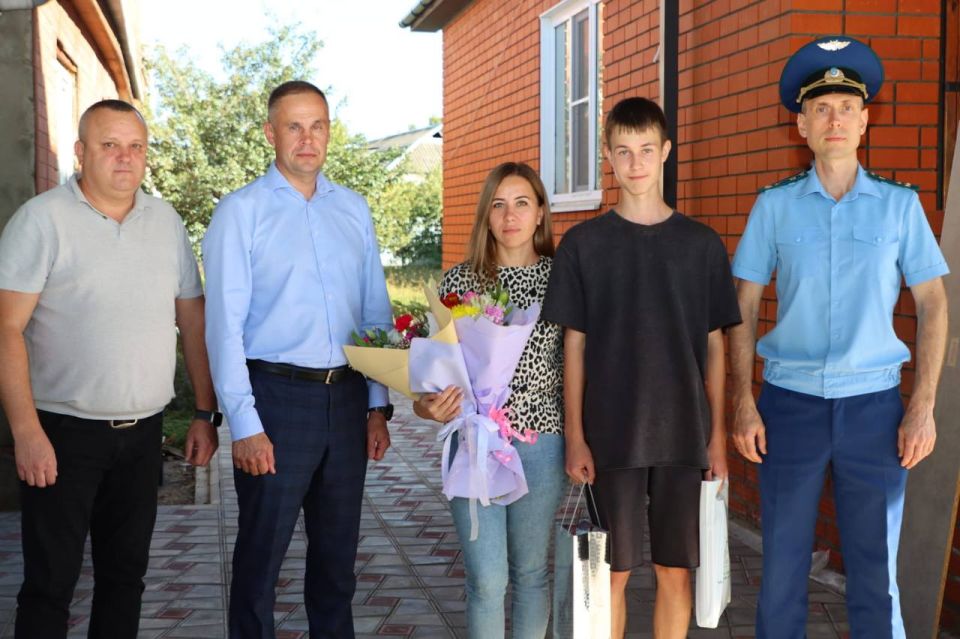 Прокурор Брюховецкого района поздравил с днем рождения сына погибшего военнослужащего