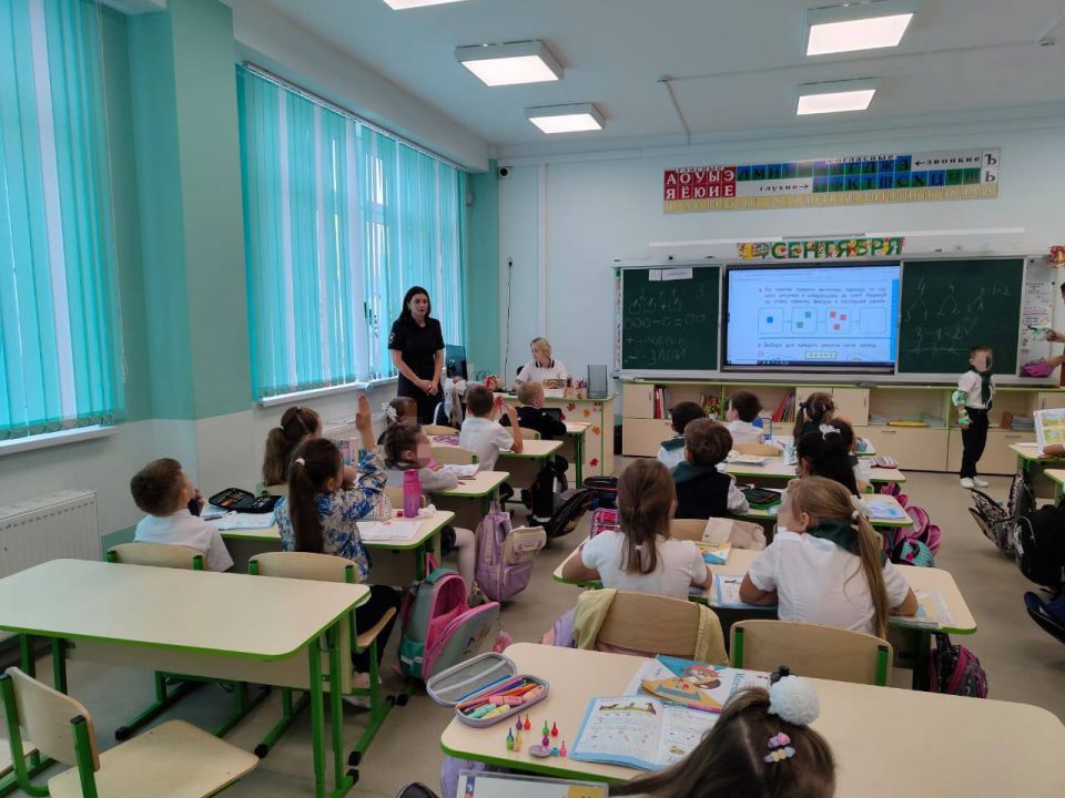 Юные пешеходы в безопасности: Госавтоинспекция и «Байк центр» учат первоклассников правилам дорожного движения