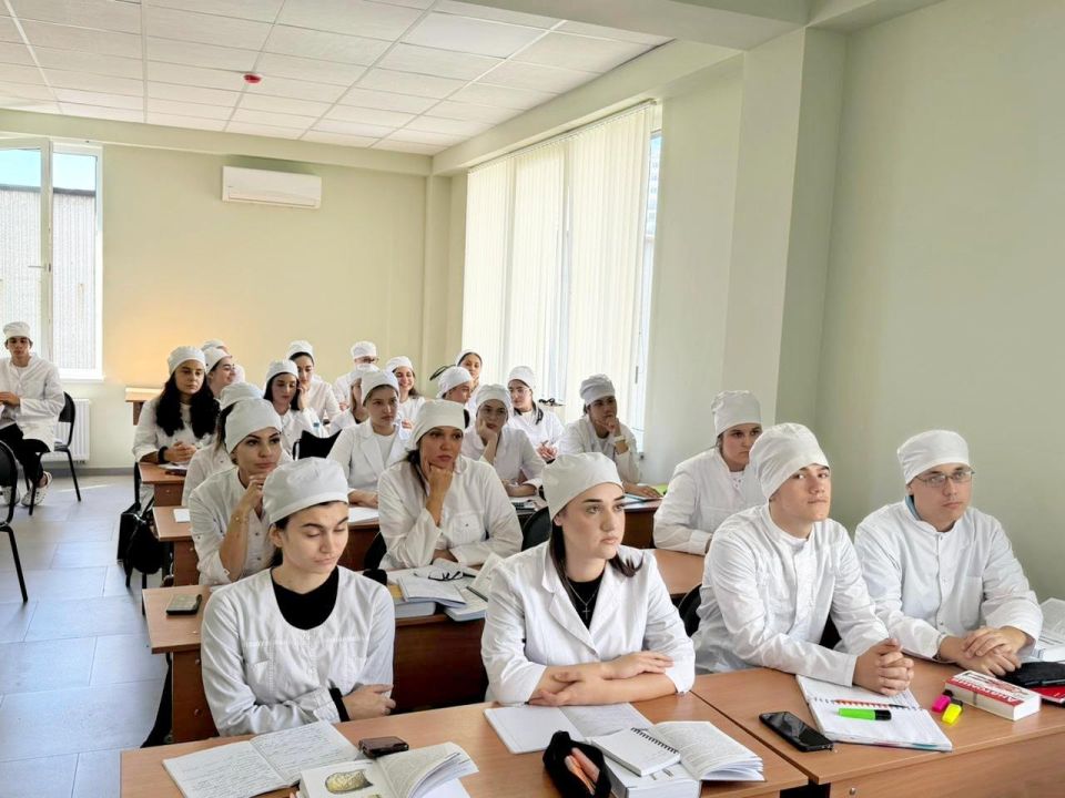 В Сочи транспортные полицейские провели лекцию с будущими медицинскими работниками о правилах безопасности на железной дороге