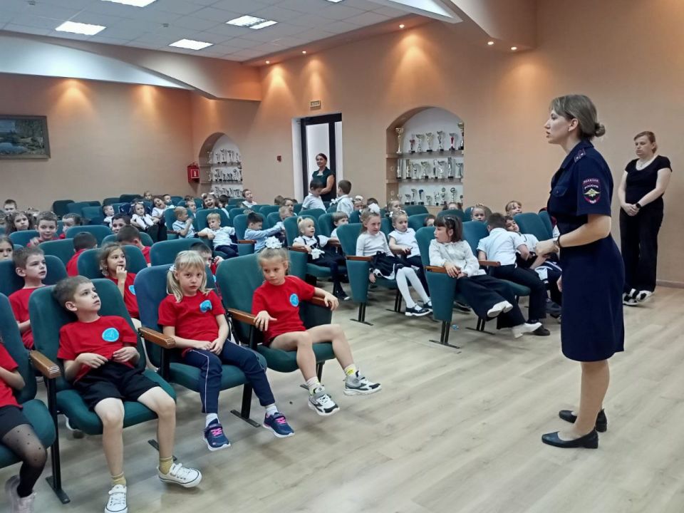 Сотрудники Госавтоинспекции Горячего Ключа провели мероприятие «Правила движения для пешехода» с первоклассниками