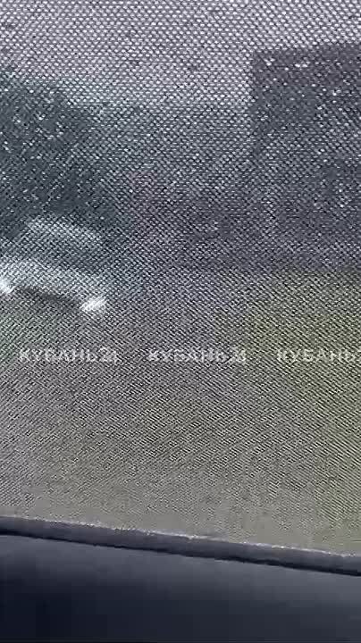 Улицы Сочи подтопило из-за сильных дождей