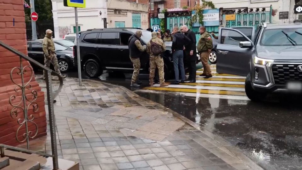 Не успел исполняющий обязанности вице-губернатора региона сложить с себя полномочия как за ним пришли правоохранители