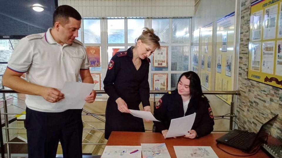 В Анапе дети сотрудников транспортной полиции приняли участие в конкурсе рисунков «Мои родители работают в полиции»