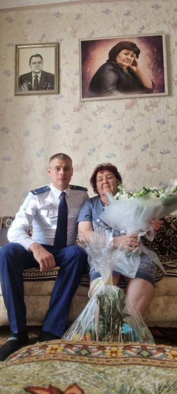 В знак уважения и внимания к престарелым людям помощник прокурора города Краснодара Константин Сухоруков от лица органов прокуратуры Краснодарского края навестил в Международный день пожилых людей Нину Александровну, вдову...