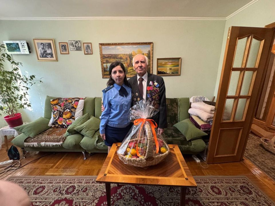 Коллектив прокуратуры Западного административного округа г. Краснодара поздравил с Международным днем пожилого человека ветерана органов прокуратуры Татаркина Виктора Николаевича