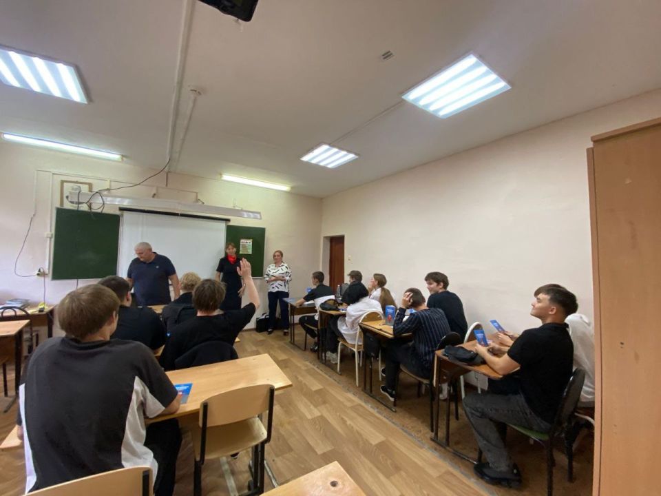 Сотрудники Госавтоинспекции в рамках межведомственного взаимодействия с представителями КДН и ЗП администрации города Горячий Ключ провели профилактические беседы со студентами местного техникума