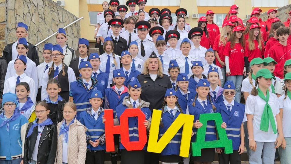 Во Дворце творчества детей и молодежи города-героя Новороссийска прошла торжественная линейка представителей школьных общественных объединений