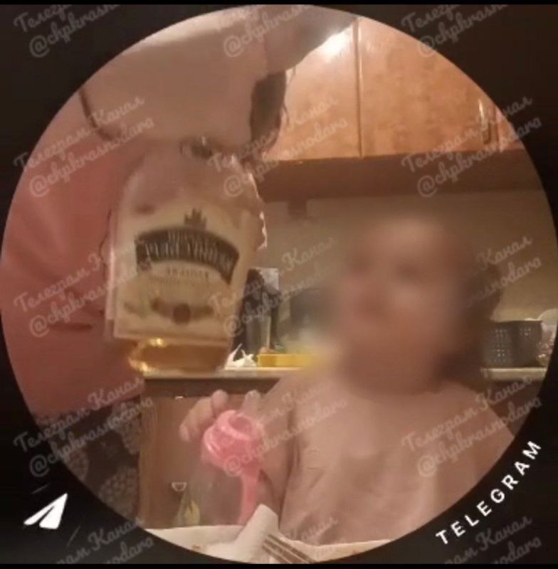Сегодня в ходе мониторинга сети интернет выявлена публикация, на которой запечатлено как женщина даёт выпить якобы алкоголь своему ребёнку