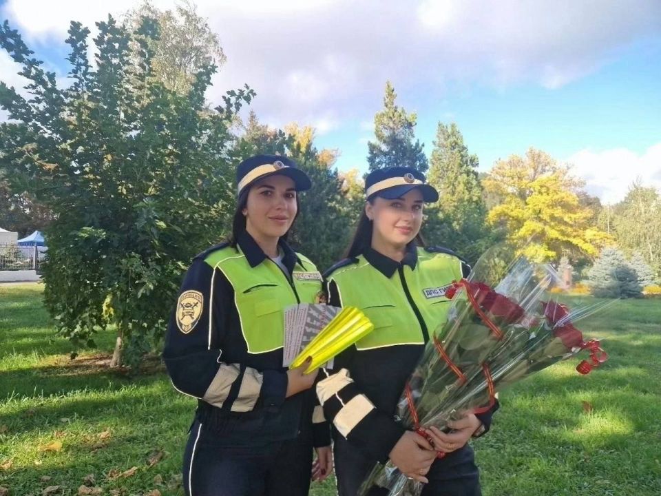 Сотрудники Госавтоинспекции г. Армавира в Международный день пожилых людей организовали трогательное мероприятие, направленное на поддержку и внимание к старшему поколению