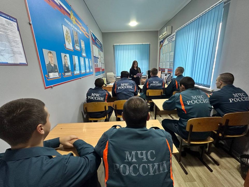 Автоинспекторы обсудили безопасность дорожного движения с сотрудниками МЧС