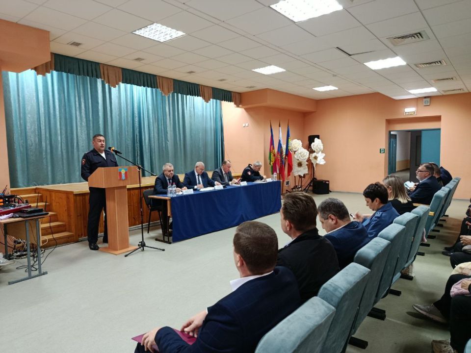 В школе № 25 состоялся сход граждан, на котором заместитель начальника отдела Госавтоинспекции А. В. Стягов представил доклад о ситуации с аварийностью на дорогах Армавира