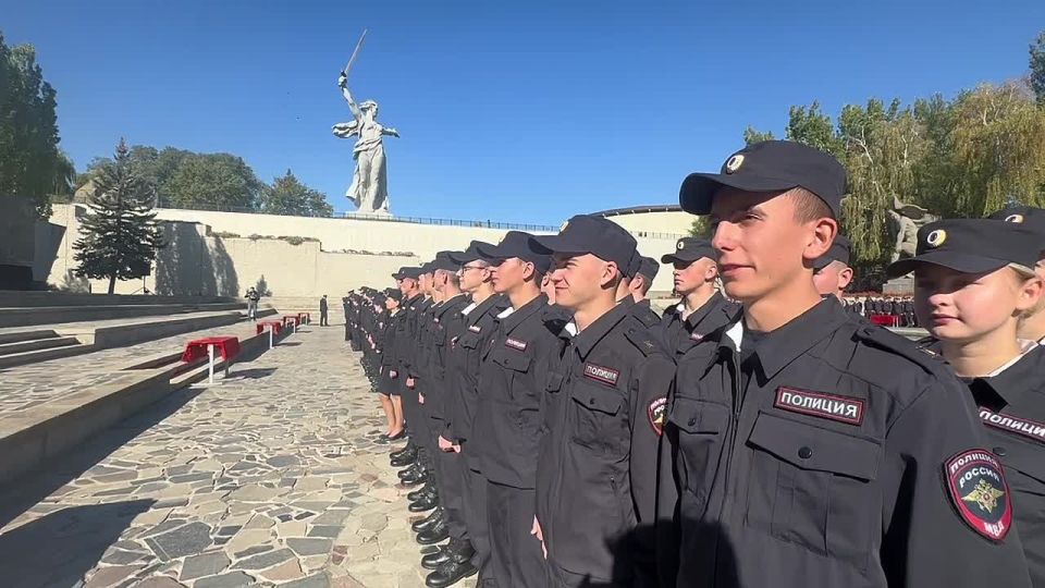 Ирина Волк: Друзья!. В этом ролике - кадры из Омска, Волгограда, Краснодара, Орла и Москвы, где в ведомственных вузах МВД России состоялись торжественные церемонии приведения к Присяге сотрудника органов внутренних дел...