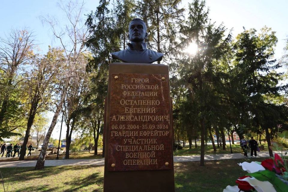 Вениамин Кондратьев: В центральном парке станицы Брюховецкой сегодня открыли бюст в память о Евгении Остапенко — нашем земляке, удостоенном звания Героя Российской Федерации