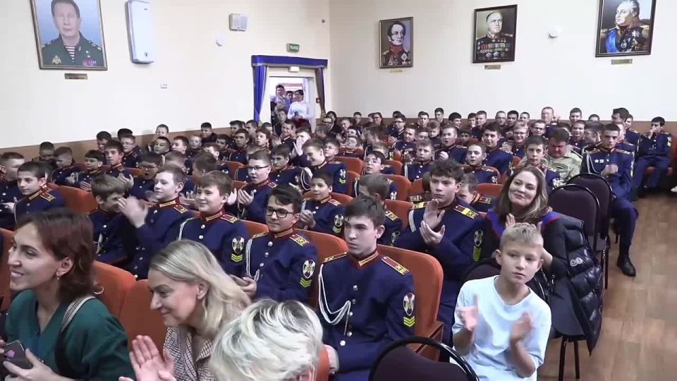 Кадеты Росгвардии поздравили учителей с профессиональным праздником