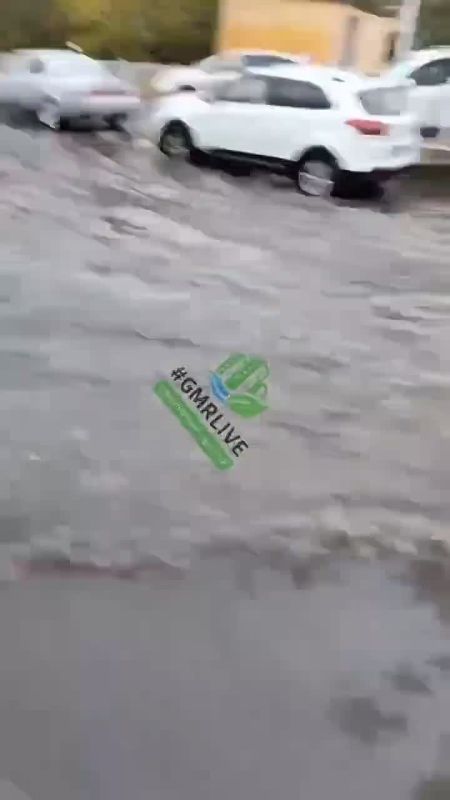 Потоки воды понеслись по улицам Краснодара после сильного дождя